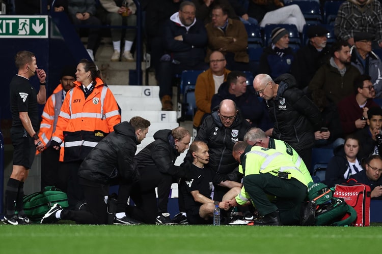 English referee loses consciousness during a match and is taken to the hospital