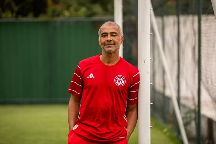 At 58 years old, Romário returns to soccer to play alongside his son